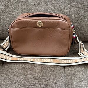 Tommy Hilfiger Tan Messenger Bag